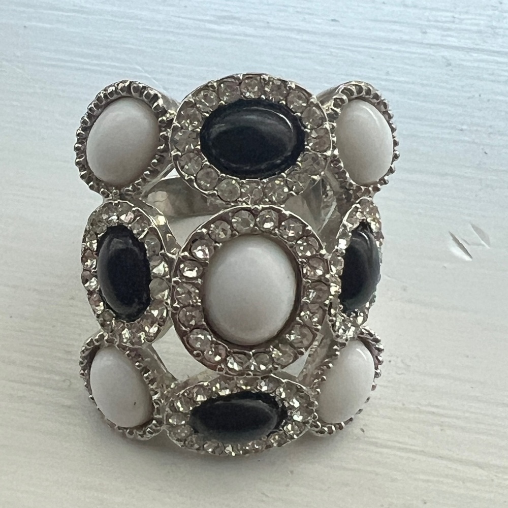 Elegant Black and‎ White Oval Stone Rhinestone Statement Ring